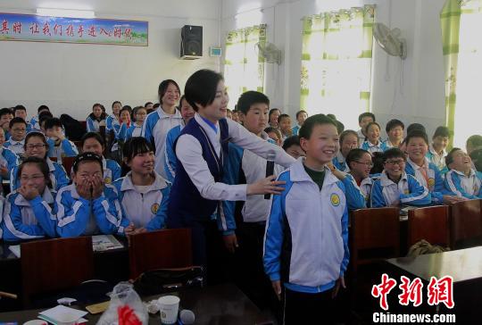乘务员带领同学们“立正”。　沈蕾 摄