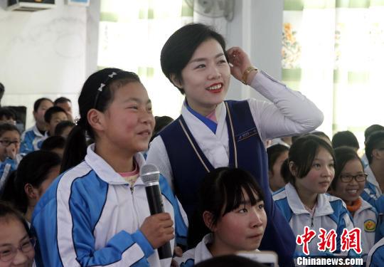 乘务员为孩子们讲授航空知识。　沈蕾 摄