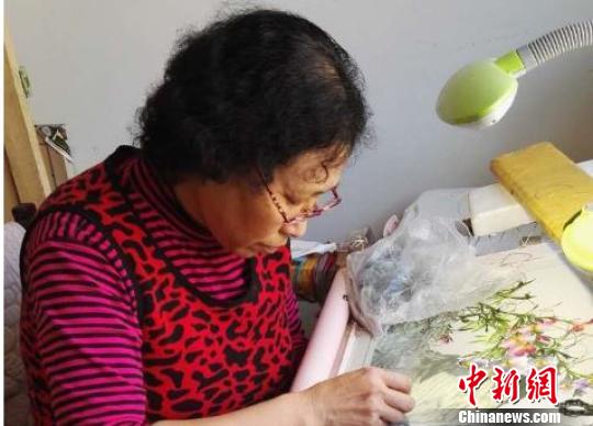 织女李海珍精研刺绣50年百种针法绣出七彩人生