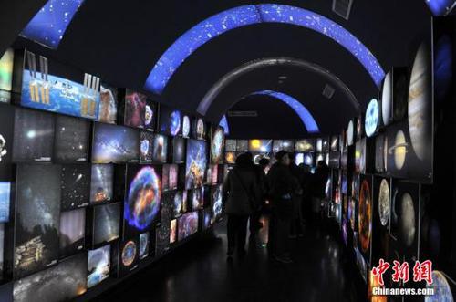 资料图 武汉科技馆新馆宇宙展厅参观者众多。 <a target='_blank' href='http://www.chinanews.com/'>中新社</a>记者 张畅 摄