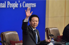 肖捷部长向记者挥手致意