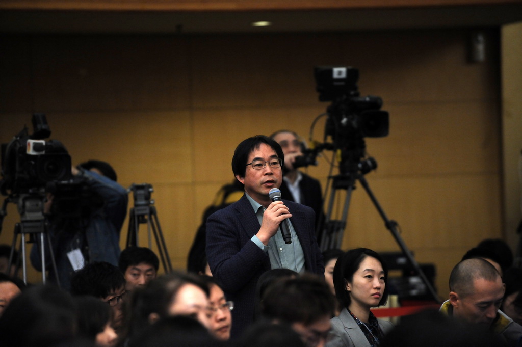 亚洲通讯社记者提问“保护农民土地权益”