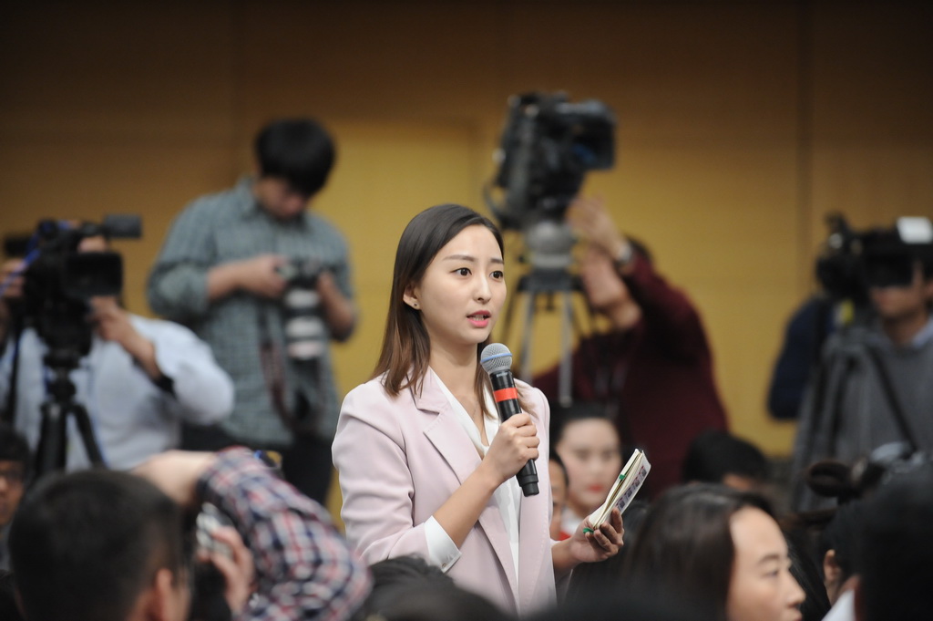 中国网记者提问“如何平衡水产品供应和水域环境保护”