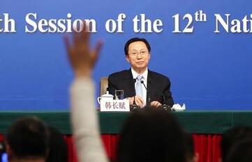 记者举手向农业部部长韩长赋提问