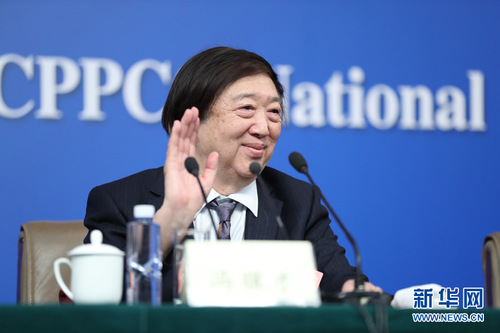 图为冯骥才回答记者提问。