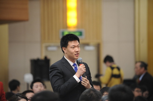 中央电视台、央视网记者提问。