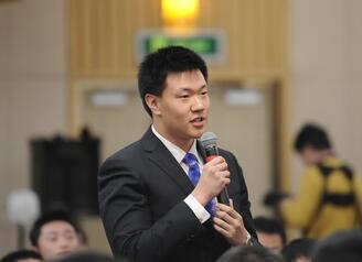 央视记者提问“摘帽过程中的冰火两重天现象”