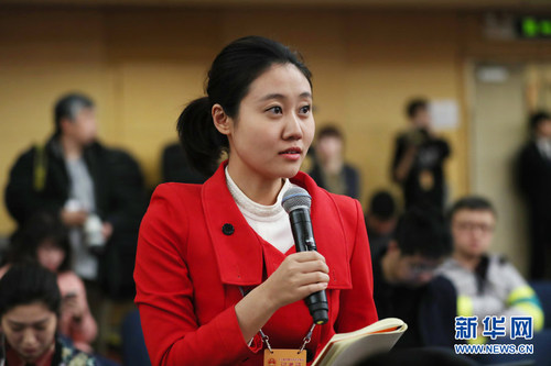 图为黑龙江广播电视台记者提问。