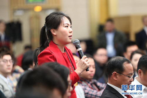 图为新华社记者提问。
