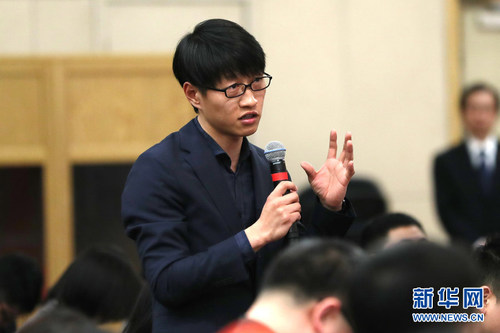 图为中国国际广播电台记者提问。