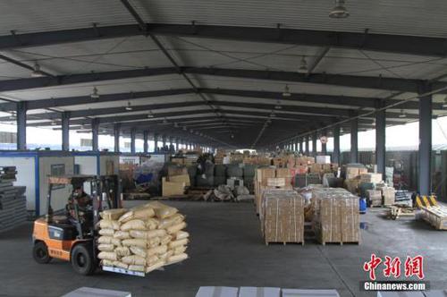 11月10日，沈阳，繁忙的沈阳铁路局零散货物快运货场。今年“双十一”期间，11月11日至11月20日，沈阳铁路局推出“电商黄金周”货运服务新举措，全力打造高铁快运、快速货物班列、零散货物快运等产品，全面服务电商物流。其表明，铁路方面也开始加入“双十一”网购狂潮的“运输大战”。<a target='_blank' href='http://www.chinanews.com/'>中新社</a>记者 沈殿成 摄
