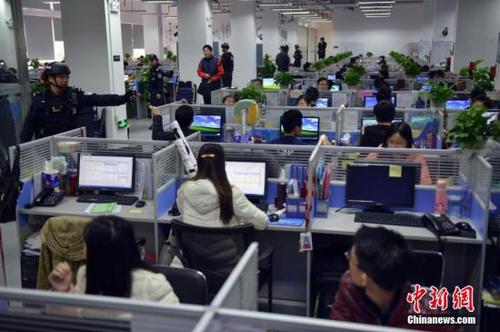 资料图：在中国公安部的组织协调和湖南、上海等19地警方的协助下，广东警方集中开展“飓风1号”专案收网行动，成功摧毁侵犯公民个人信息犯罪团伙6个，捣毁犯罪窝点14个，抓获犯罪嫌疑人138名，缴获涉及全国公民个人信息近1亿条。<a target='_blank' href='http://www.chinanews.com/'>中新社</a>发 警方资料图片