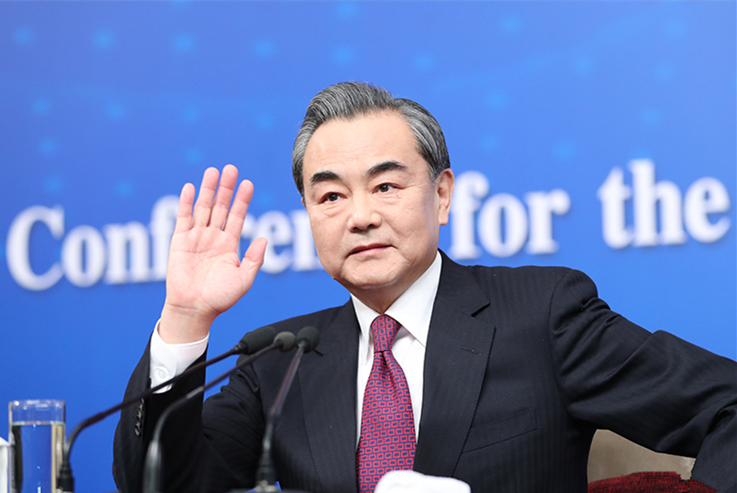外交部部长王毅向记者示意