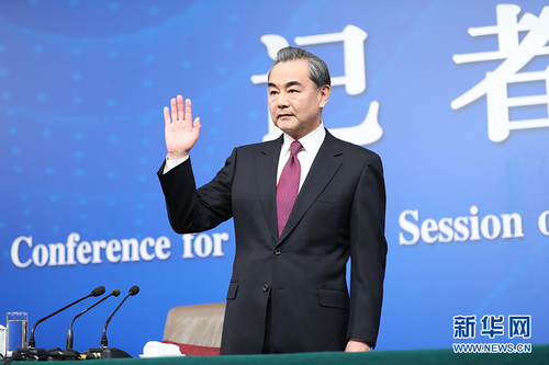 图为外交部部长王毅来到记者会现场。
