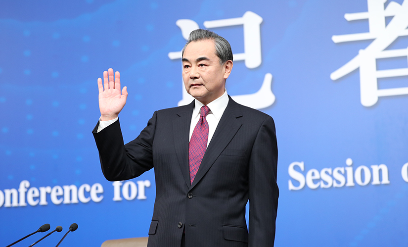 外交部部长王毅来到记者会现场