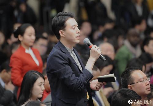 中新社记者提问