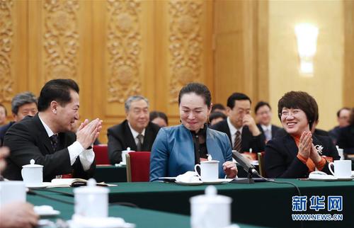 3月7日，辽宁代表团的冯玉萍代表（前中）在发言时激动不已。在两会会场内外，女代表、女委员、女工作人员、女记者在工作中尽职尽责，展现着自己的风采。 新华社记者 谢环驰 摄