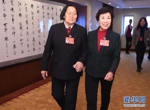 3月7日，全国人大代表申纪兰（左）和郭凤莲准备参加十二届全国人大五次会议山西代表团的会议。在两会会场内外，女代表、女委员、女工作人员、女记者在工作中尽职尽责，展现着自己的风采。 新华社记者 燕雁 摄