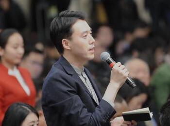 中新社记者提问“中国外交服务国内发展”