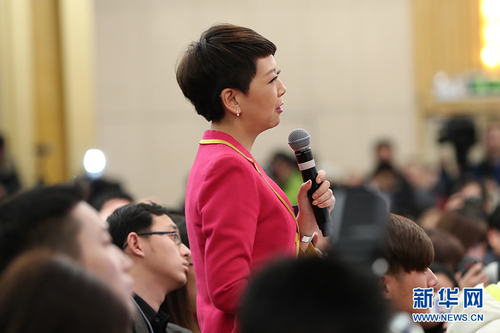 图为中央电视台记者提问。