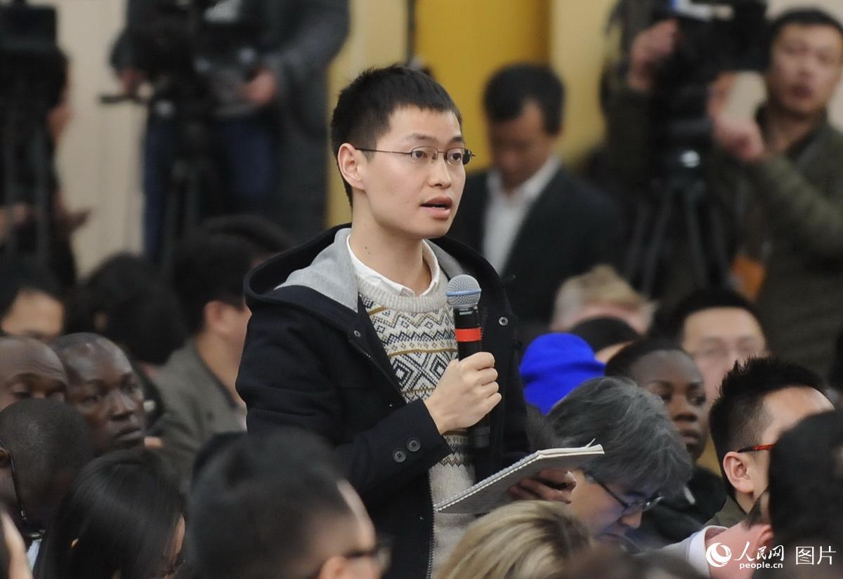上海澎湃新闻记者提问“中国外交如何与新媒体融合”