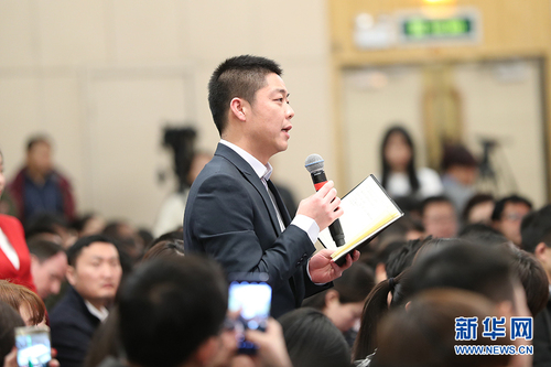 图为中央人民广播电台记者提问。
