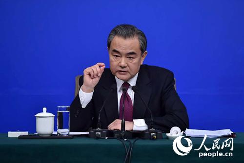 图为2017年3月8日上午，外交部部长王毅回答中外记者提问。人民网记者翁奇羽摄