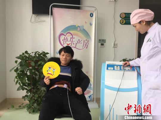 准爸爸体验“分娩”挑战十级疼痛最多抗15秒