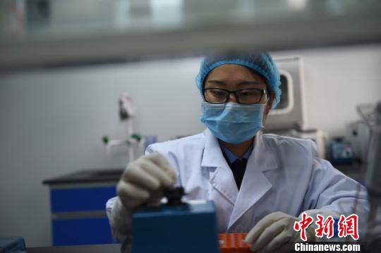 王小琴正在检测生物检材。警方供图