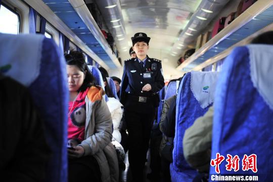 高维婷进行列车巡查。　王伟 摄