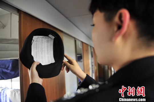 高维婷看“藏”在帽子里的工作日志。　王伟 摄