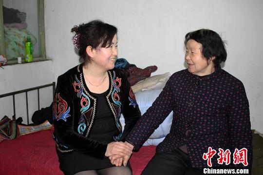 巴哈义古丽·尼合买提看望“妈妈”王改英，拉着她的手嘘寒问暖。　张国梁 摄