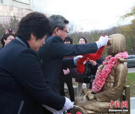 当地时间11月18日，位于加拿大多伦多地区的韩国加拿大文化协会举行仪式，为“慰安妇少女像”揭幕，以此纪念在二战中受到日军残酷蹂躏的慰安妇群体。这是全加拿大首座纪念慰安妇的铜像。这尊铜像与树立在日本驻韩国大使馆门前的慰安妇少女铜像，以及与在美国加州和密歇根州的慰安妇少女铜像，设计相同。　 <a target='_blank' href='http://www.chinanews.com/'>中新社</a>记者 徐长安 摄