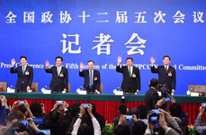 五位委员向记者挥手致意