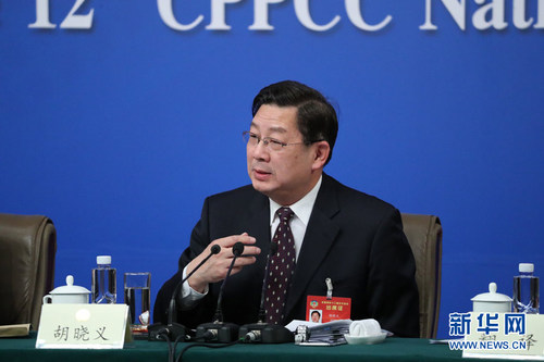 图为全国政协委员，中国社会保险学会会长，人力资源和社会保障部原副部长胡晓义。新华网中国政府网 孙韬 摄