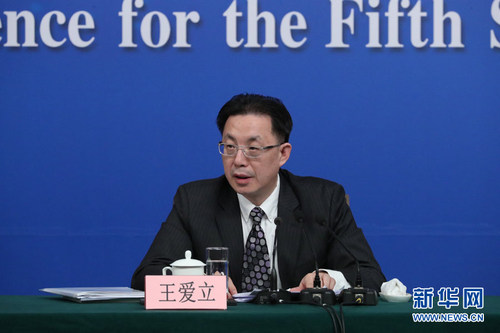 图为全国人大常委会法工委刑法室主任王爱立回答记者提问。