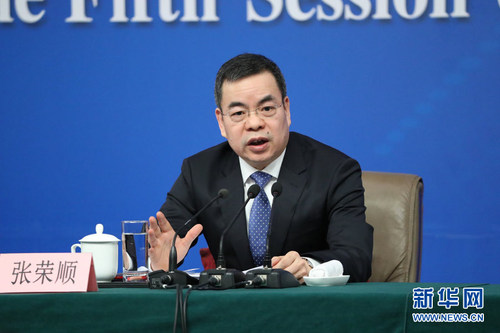 图为全国人大常委会法工委副主任张荣顺回答记者提问。