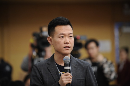 光明日报记者提问。