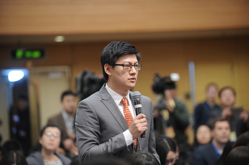 中央电视台记者提问。