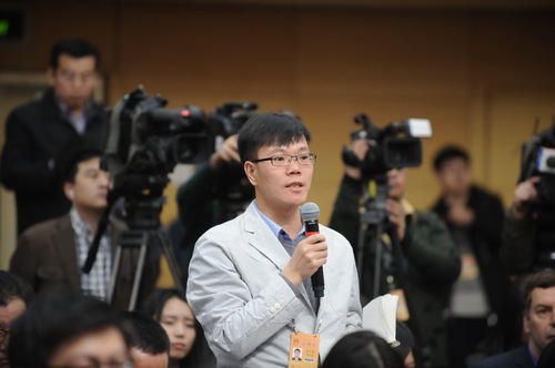瞭望周刊记者提问。
