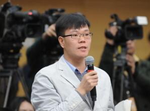 瞭望周刊记者提问“立法工作遇到新形势挑战”