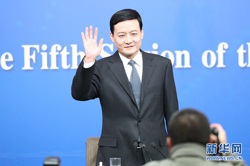 图为国务院国有资产监督管理委员会主任肖亚庆挥手向记者问好。