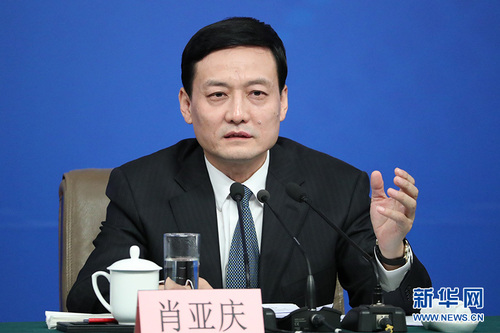 图为国务院国有资产监督管理委员会主任肖亚庆回答记者提问。