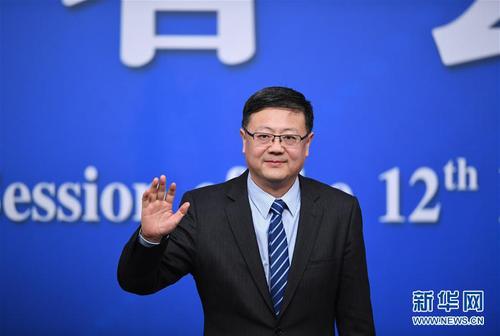 陈吉宁向记者挥手致意。