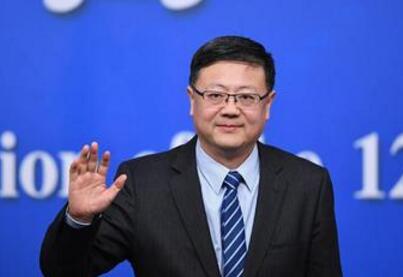 环保部部长陈吉宁向记者挥手致意