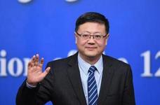 环保部部长陈吉宁向记者挥手致意