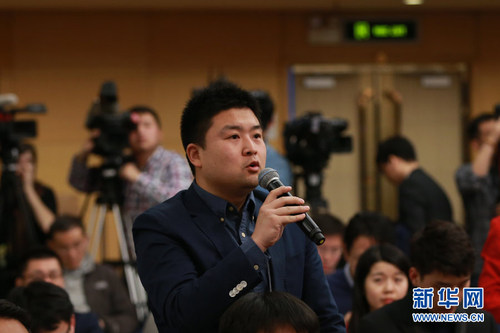 图为中国国际广播电台记者提问