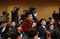 每日经济新闻记者提问“如何管制污染企业”
