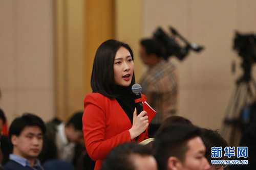 图为深圳卫视记者提问