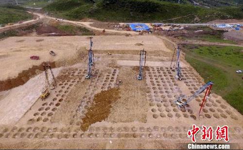 2016年8月3日，甘孜格萨尔机场建设工地上一片繁忙。当日，位于四川德格和甘孜县交界处的甘孜州格萨尔机场项目建设进展顺利，力争2017年10月1日建成通航。该机场投资估算约24.88亿元，跑道长4000米，属于高高原机场，建成后民众从成都前往甘孜、德格、白玉、新龙县等地的路途时间将大大缩短，也将助推当地经济社会发展和藏区农牧民脱贫奔小康步伐。　刘忠俊 摄